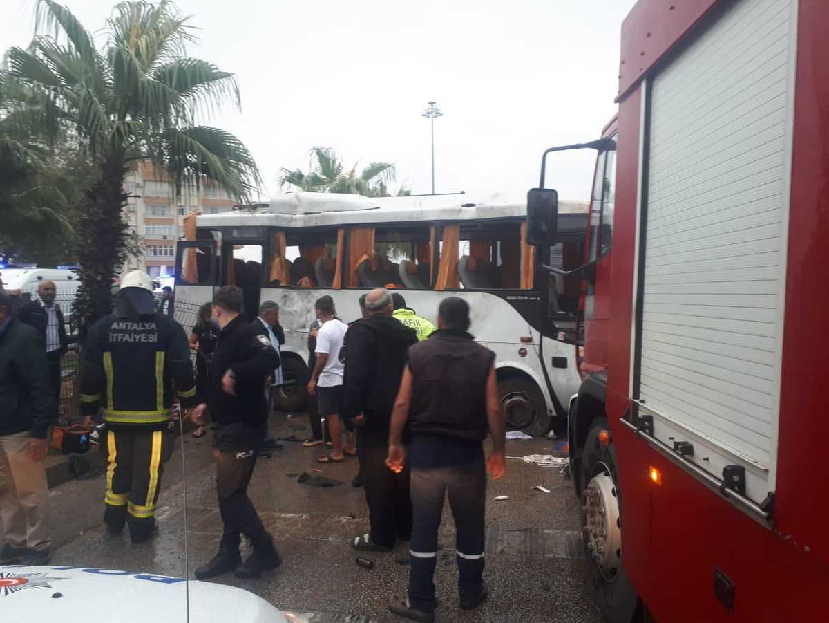 Antalya\'da devrilen tur midibüsündeki 8 turist yaralandı