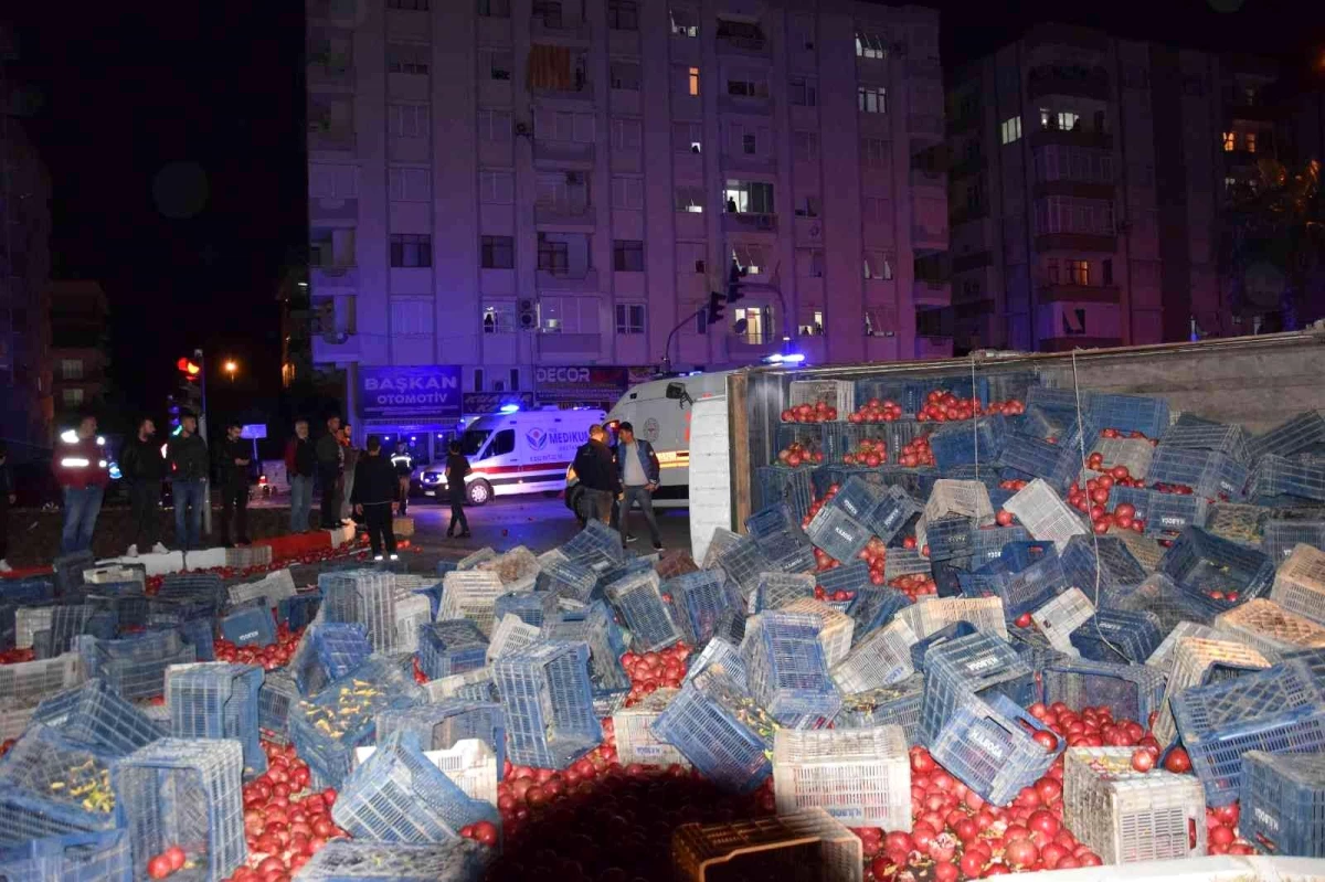 Antalya\'da nar yüklü kamyon devrildi: 4 yaralı