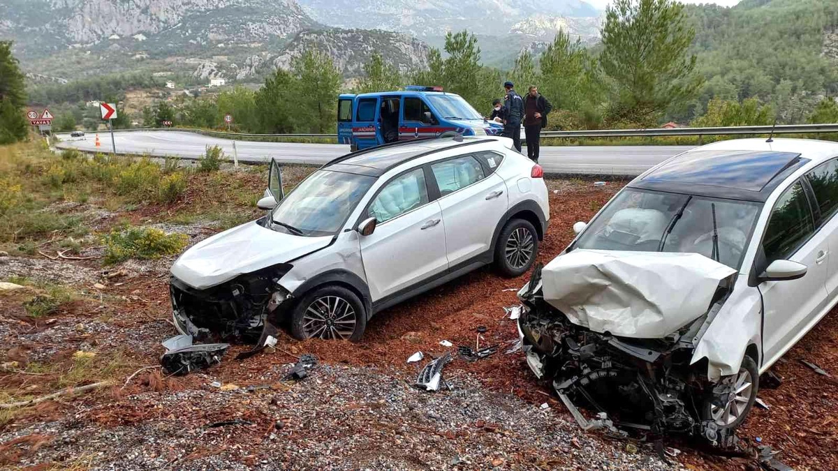 Antalya\'da üç otomobilin karıştığı zincirleme kaza: 3 yaralı