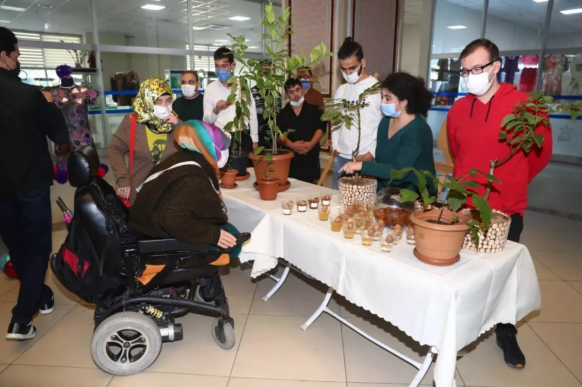 Bağcılar Belediyesi Engelliler Sarayı kursiyerlerinin atık malzemelerden yaptıkları ürünler sergilendi