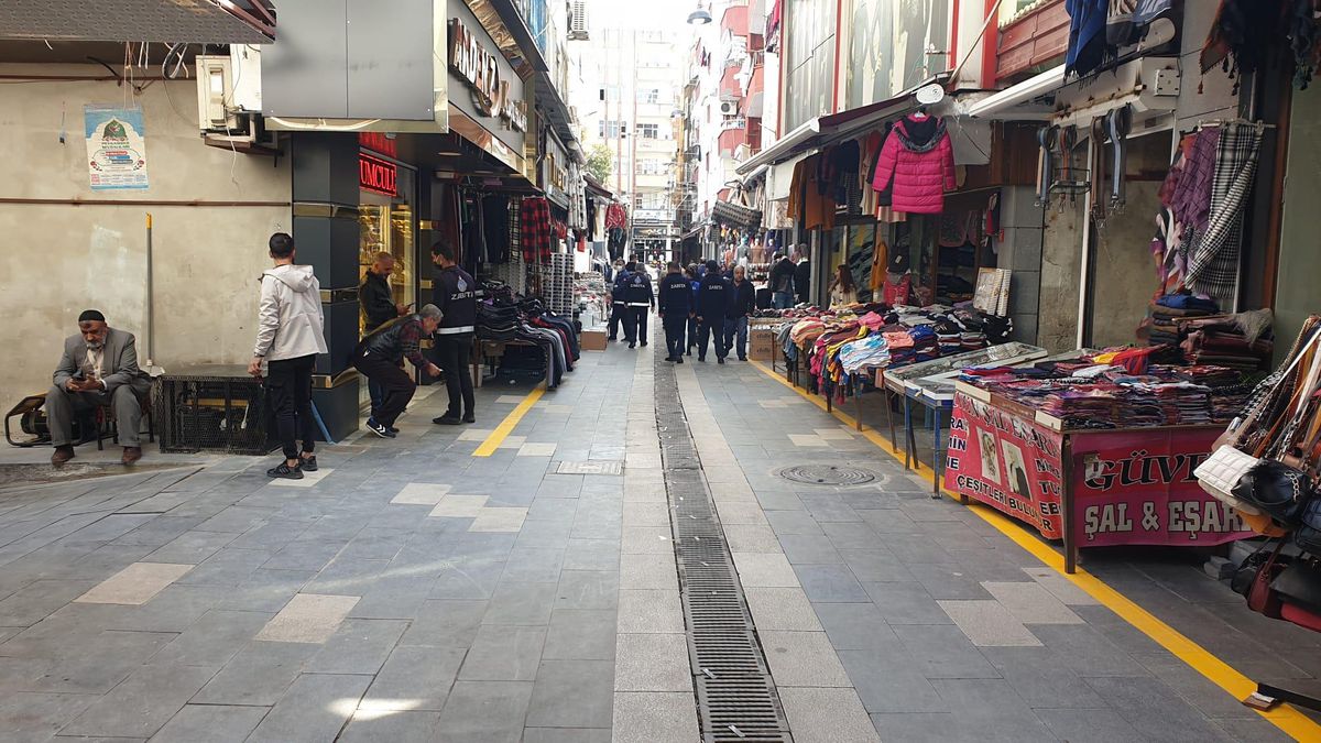 Bağlar Belediyesi Sakarya Caddesindeki kaldırım işgaline son vermek için çalışma başlattı