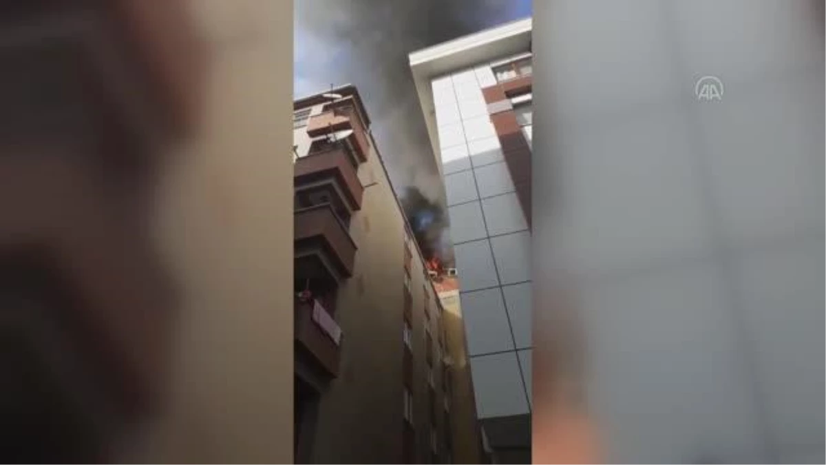 Bahçelievler\'de binanın çatısında çıkan yangın söndürüldü