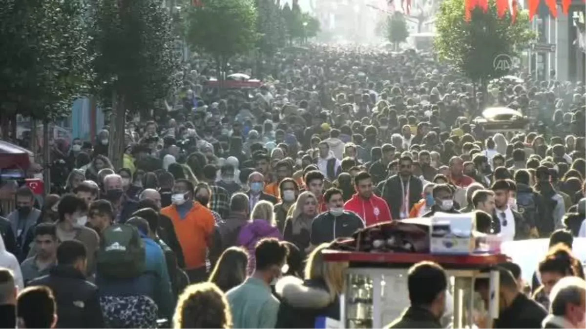 Bakan Ersoy, Beyoğlu Kültür Yolu Festivali\'nde düzenlenen atölye ve sergiyi gezdi