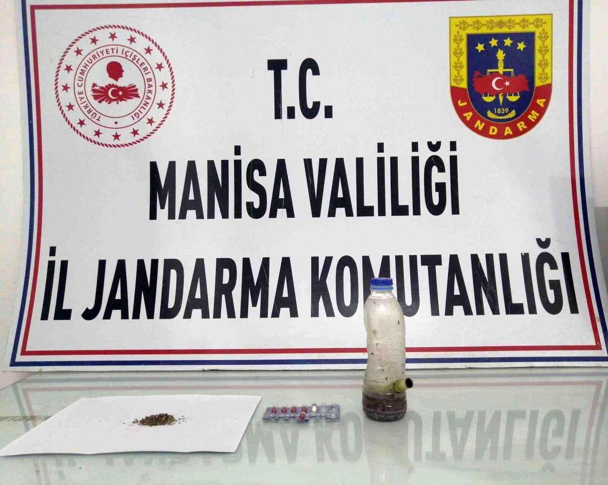 Bank üzerinde uyuşturucu içerken yakalandılar