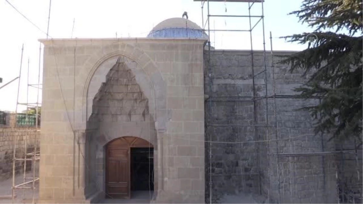Depremde hasar gören 800 yıllık cami ayağa kaldırılıyor