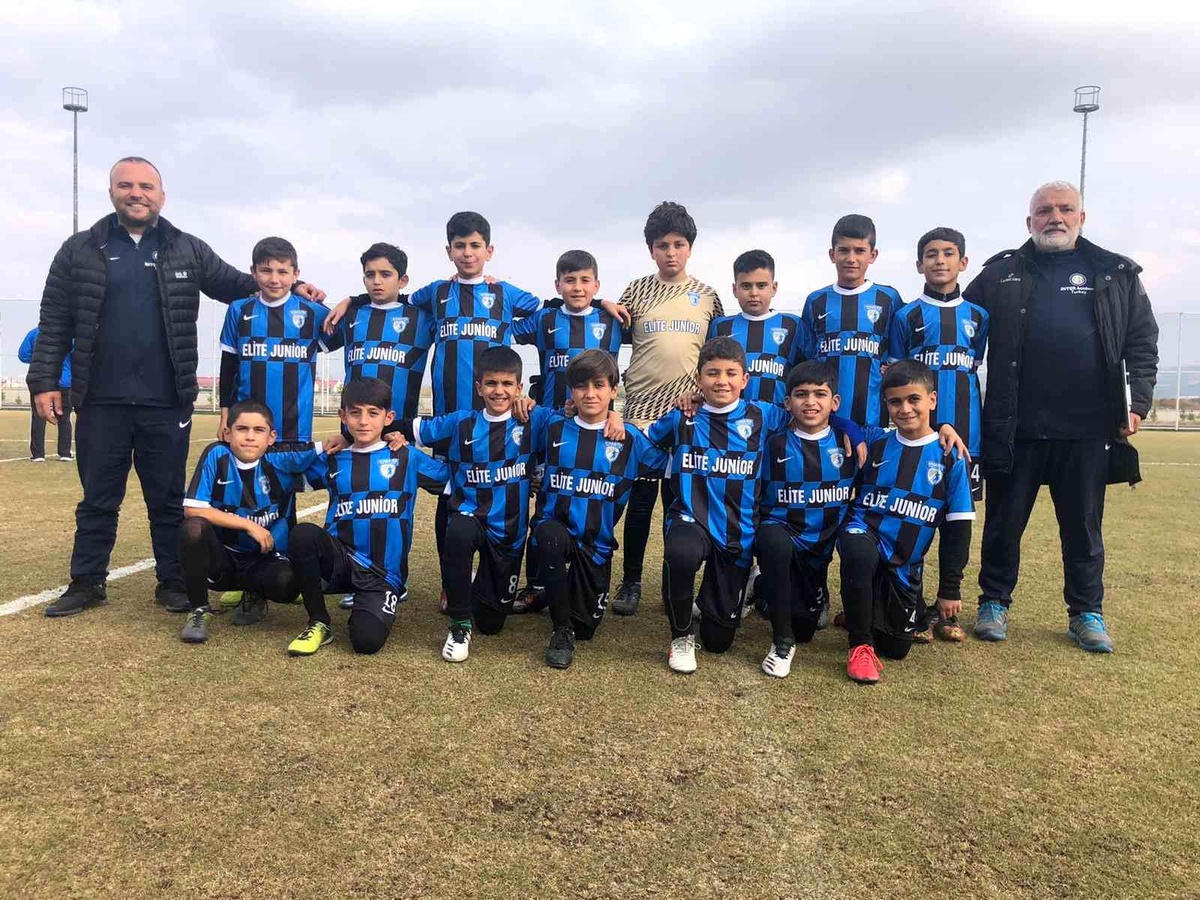Diyarbakırlı genç futbolcular Sivas\'ta beğeni topladı