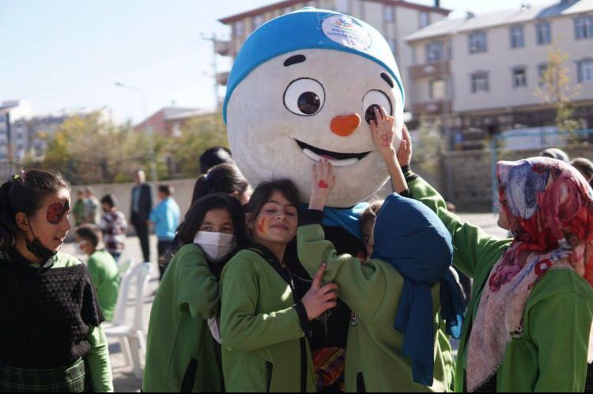 Erzurum\'da gençlik merkezi gönüllülerinden öğrencilere kırtasiye yardımı