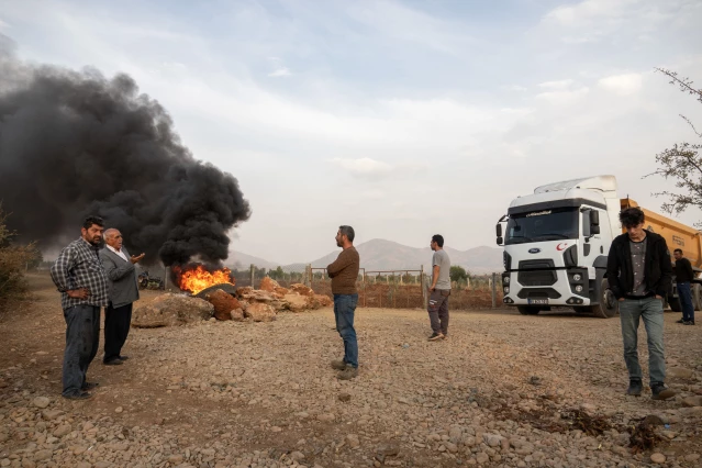 Ürünlerinin tozdan zarar gördüğünü ileri süren çiftçiler yolu trafiğe kapattı