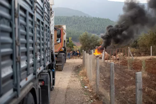 Ürünlerinin tozdan zarar gördüğünü ileri süren çiftçiler yolu trafiğe kapattı