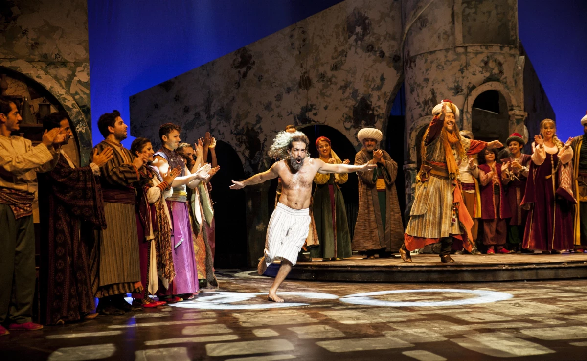 İstanbul Devlet Tiyatrosu AKM\'deki sahnesini "Uçmak-Hezarfen Ahmed Çelebi" oyunuyla açtı