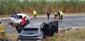 İzmir'de iki otomobil kafa kafaya çarpıştı: 3 ölü, 3 yaralı