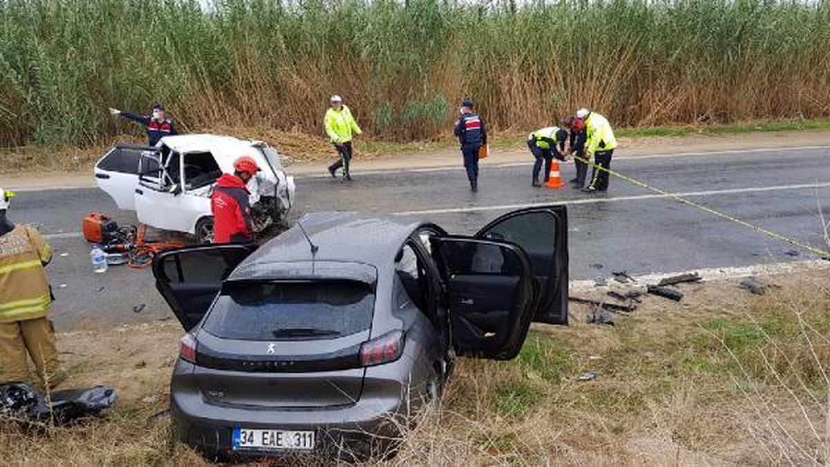 İzmir\'de iki otomobil kafa kafaya çarpıştı: 3 ölü, 3 yaralı