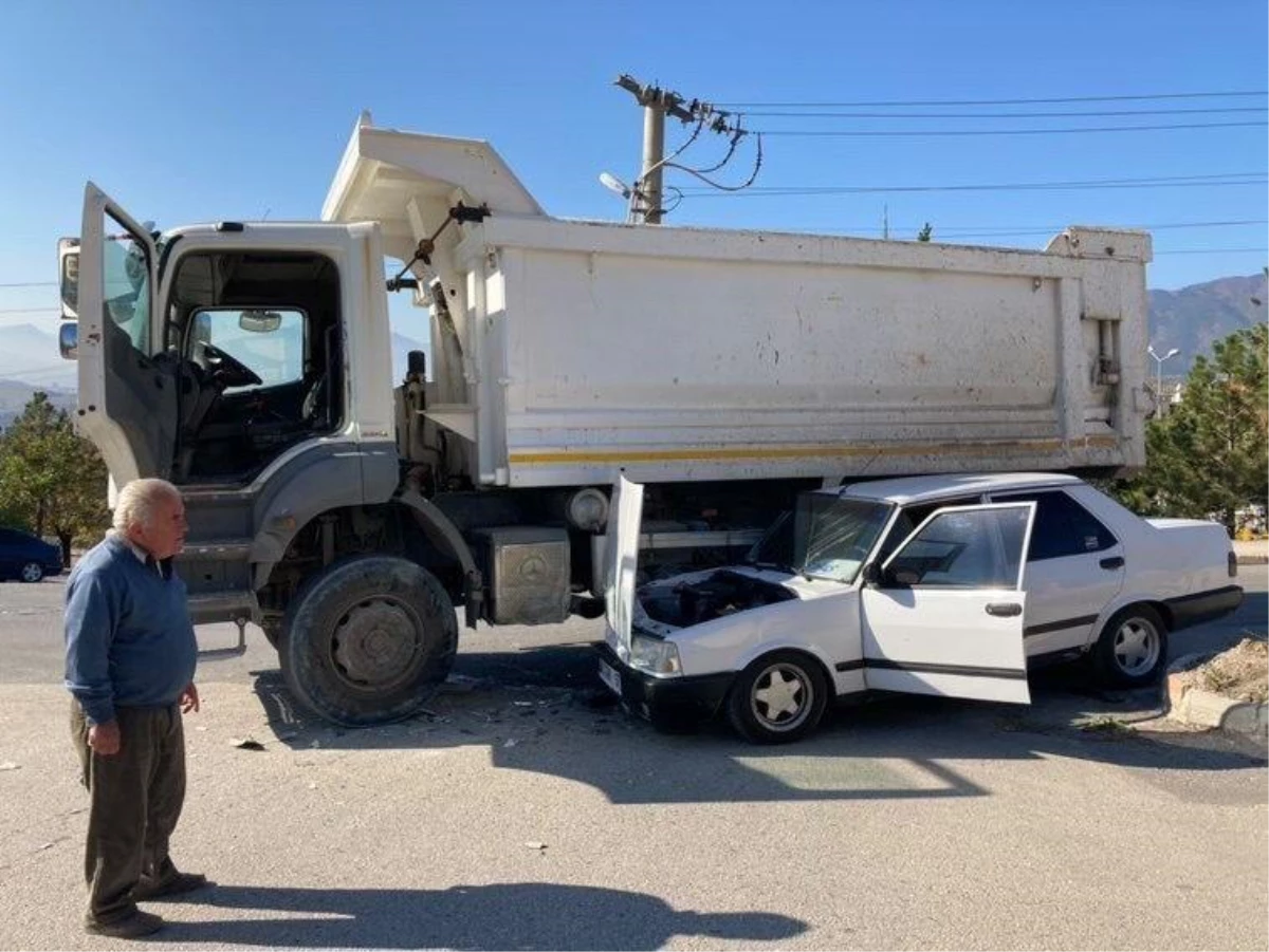Karabük\'te kamyonla otomobilin çarpıştığı kazada 2 kişi yaralandı