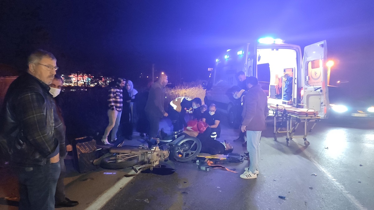 Karasu\'da otomobille çarpışan motosikletteki 2 kişi yaralandı