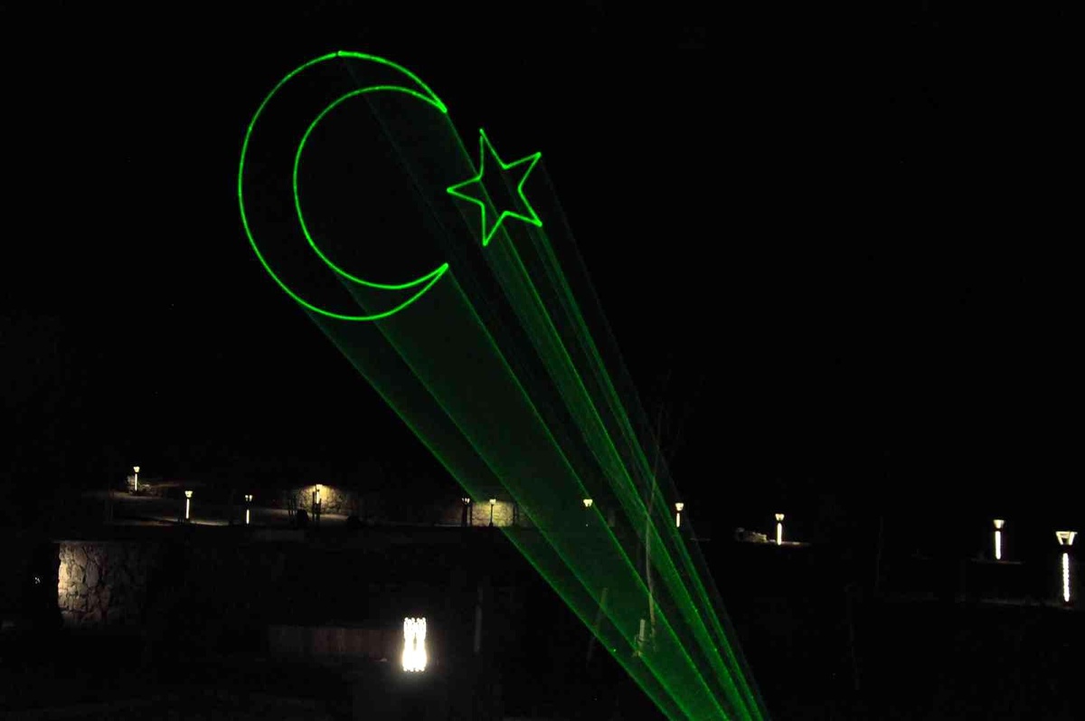Kars\'ta Bayrak ve Atatürk temalı lazer gösterisi