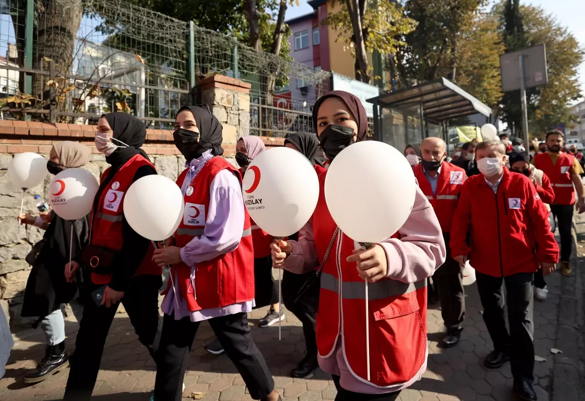 Kızılay Haftası Üsküdar\'da yürüyüşle kutlandı