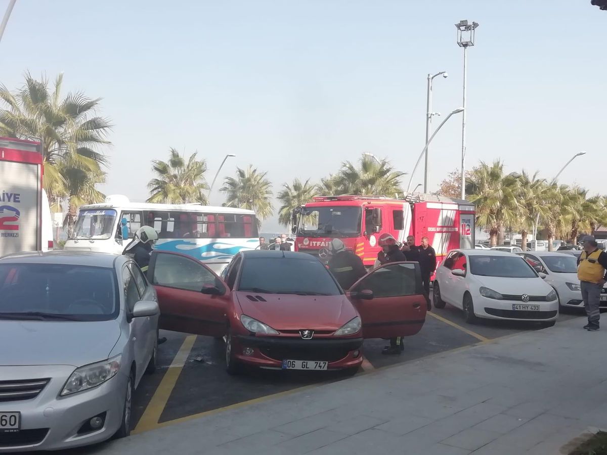 Kocaeli\'de park halindeyken yanan otomobilde hasar oluştu