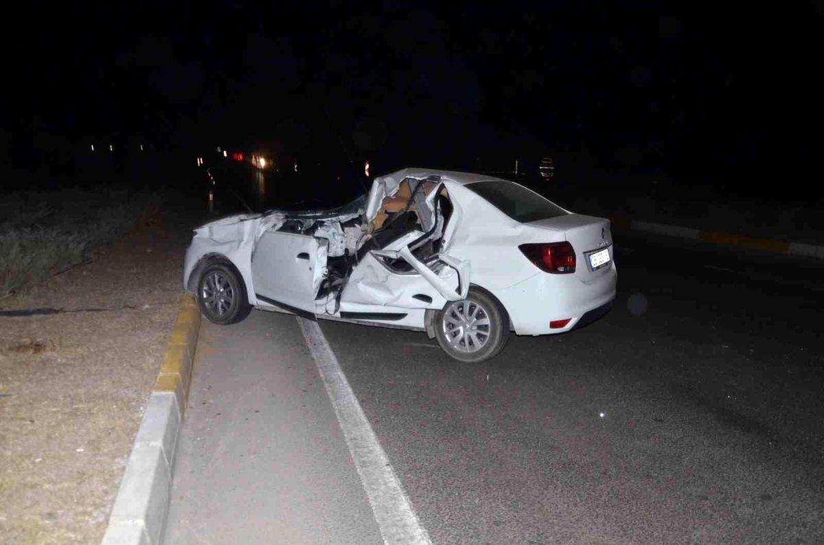 Konya\'da otomobil ile traktör çarpıştı: 2 yaralı