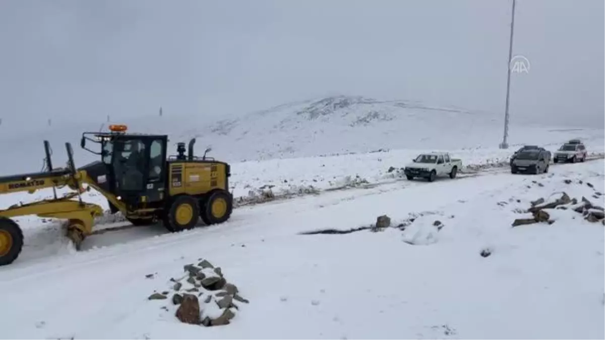 Kovid-19 hastasının karantina sürecinde olmak istediği köyünün kardan kapalı yolu açıldı