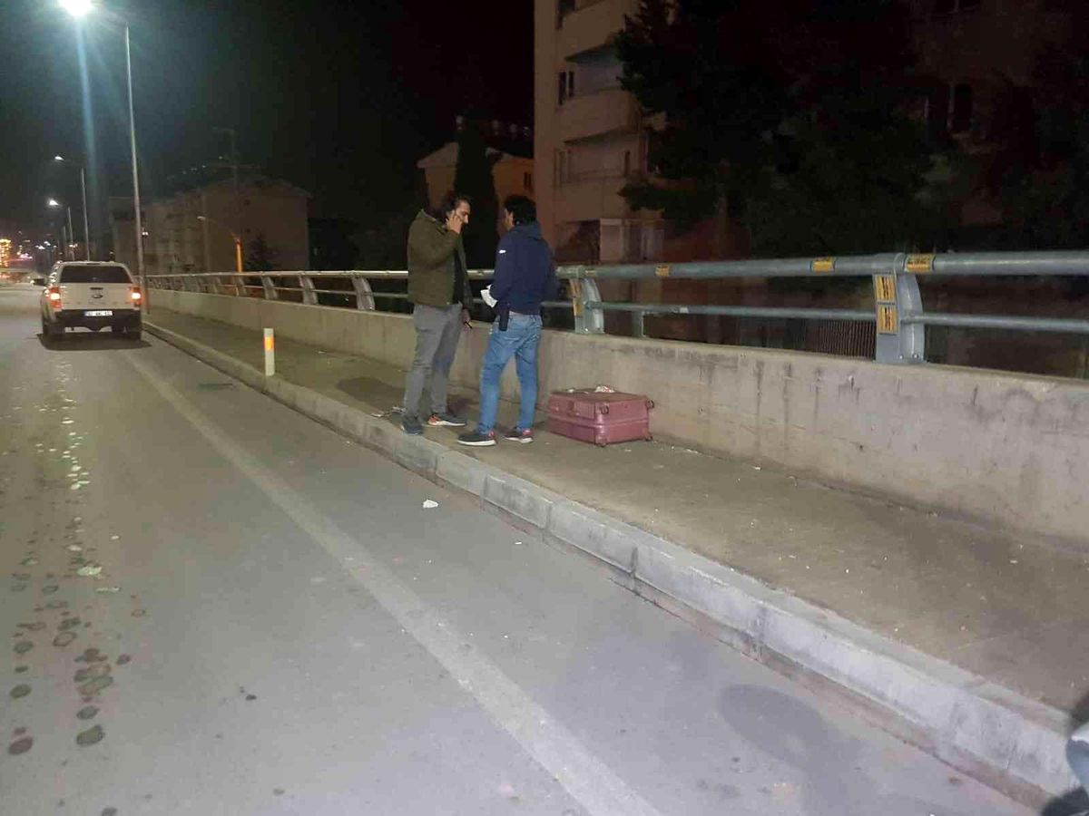 Muavinin unuttuğu valiz paniğe neden oldu
