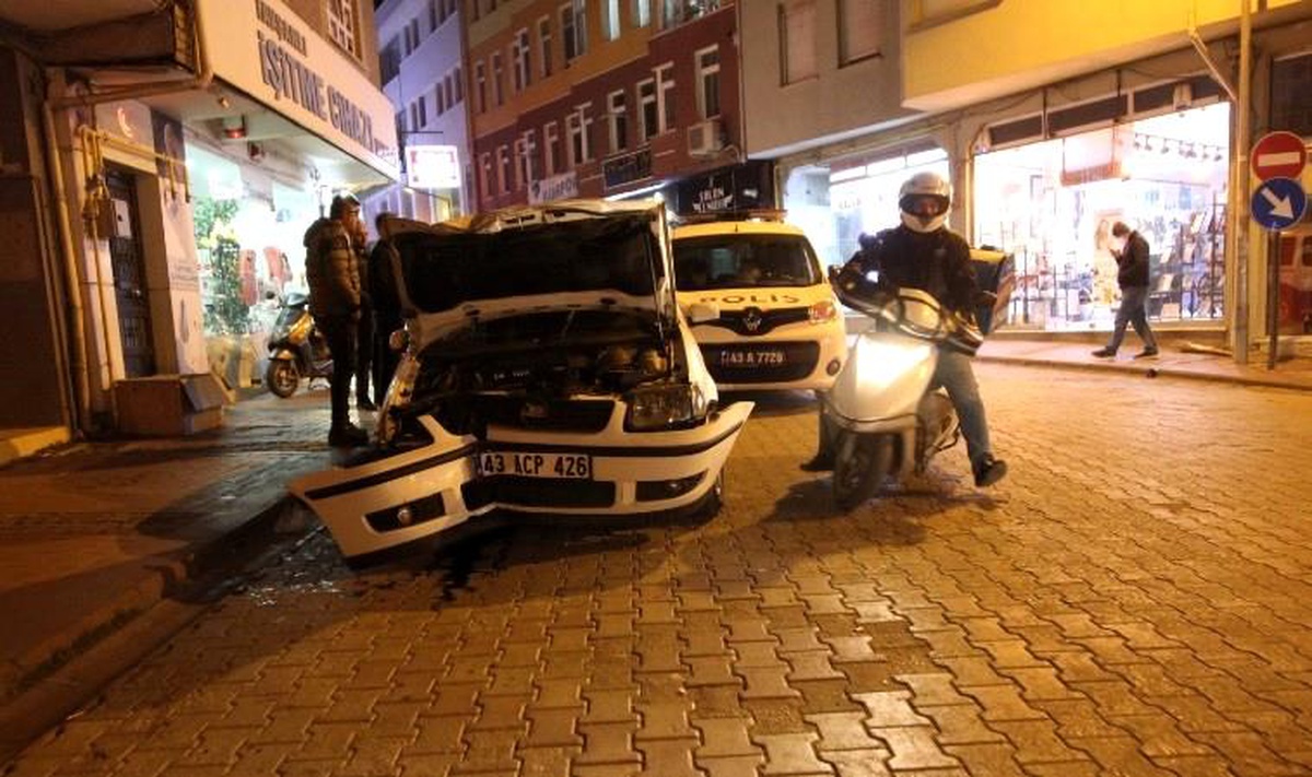 Otomobil aydınlatma direğine çaptı: 3 yaralı