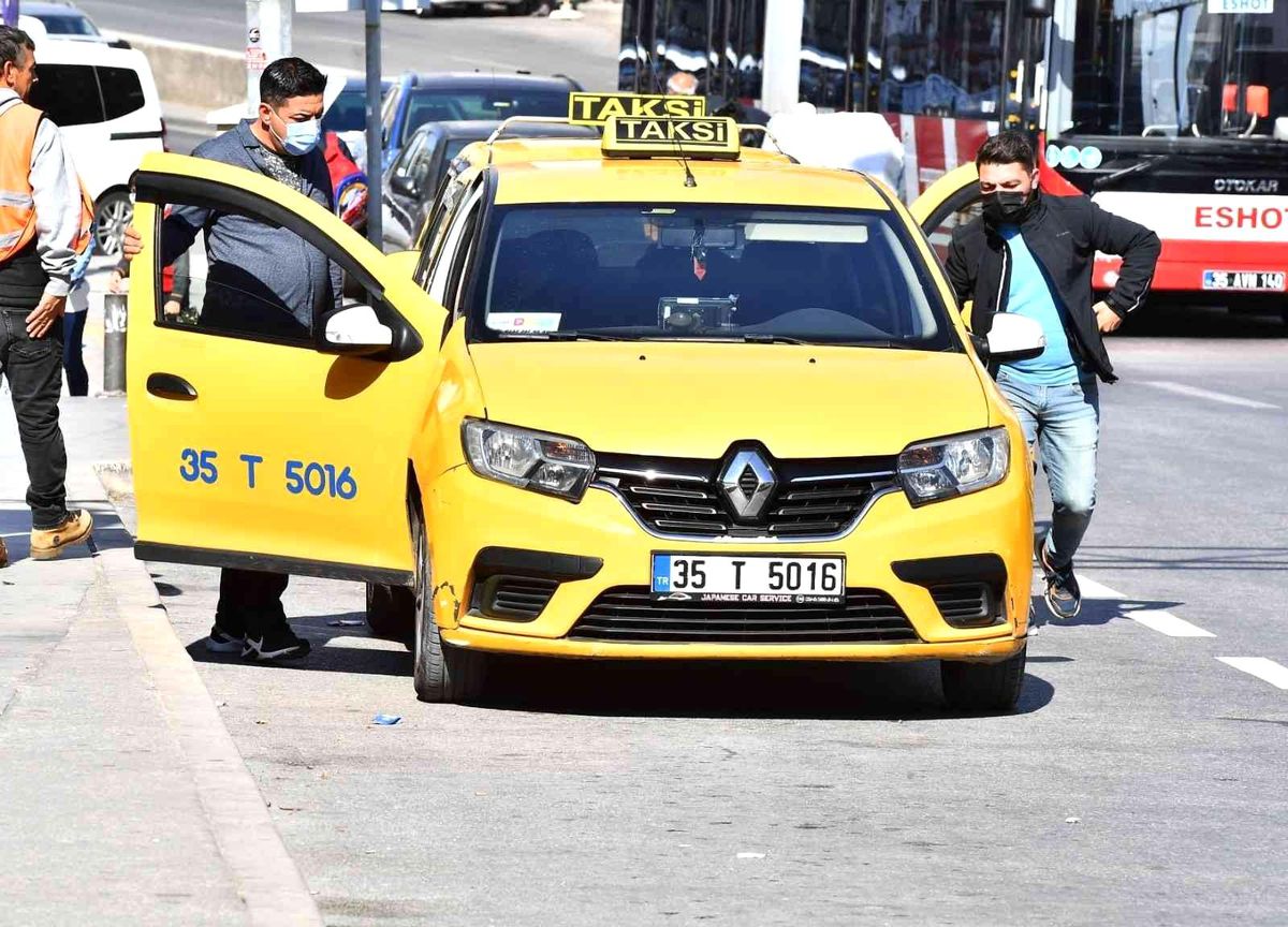 Sivil zabıta ekipleri yolcu gibi bindikleri taksileri denetledi