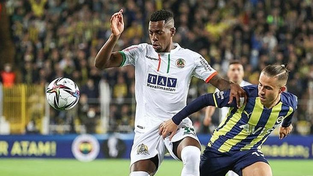 Alanyaspor\'un yıldızı Cristian Borja, zincirleme trafik kazası geçirdi
