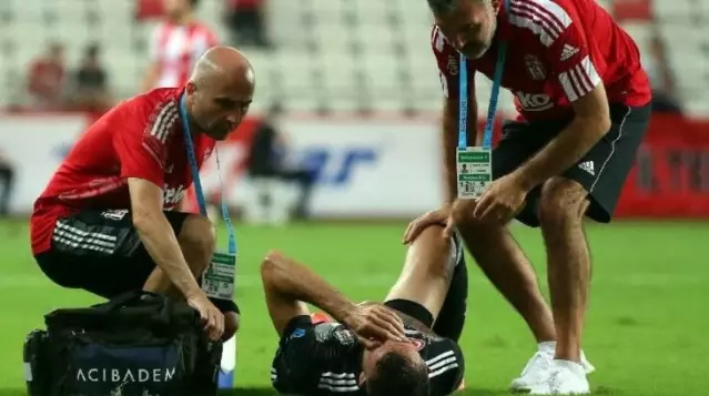 Beşiktaş yine revire döndü! Kritik maçlar öncesi ilk 11'den iki yıldız daha sakatlandı Beşiktaş yine revire döndü! Kritik maçlar öncesi ilk 11'den iki yıldız daha sakatlandı