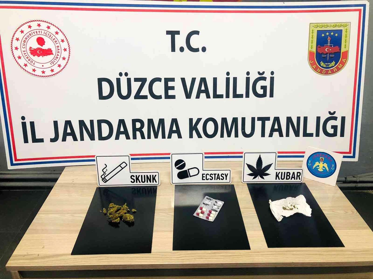 Uyuşturucu madde bulunduran şahıslar gözaltına alındı