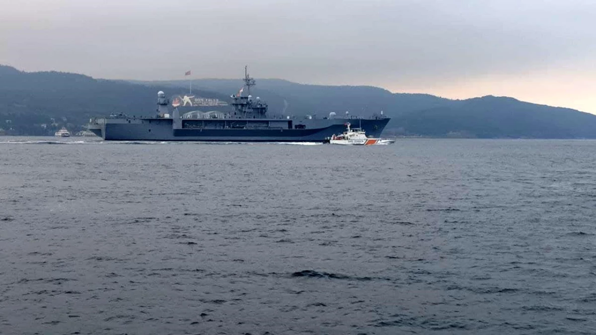 ABD savaş gemisi Çanakkale Boğazı\'ndan geçti