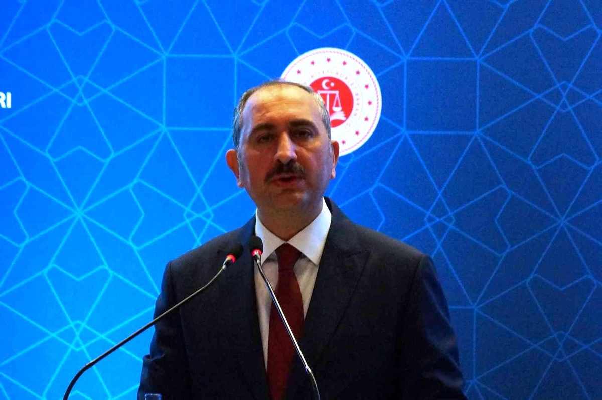 Son dakika haber... Adalet Bakanı Gül: "Eski Türkiye\'de hukukun eline çekiç verdiler, herkesi çivi gibi gördü"