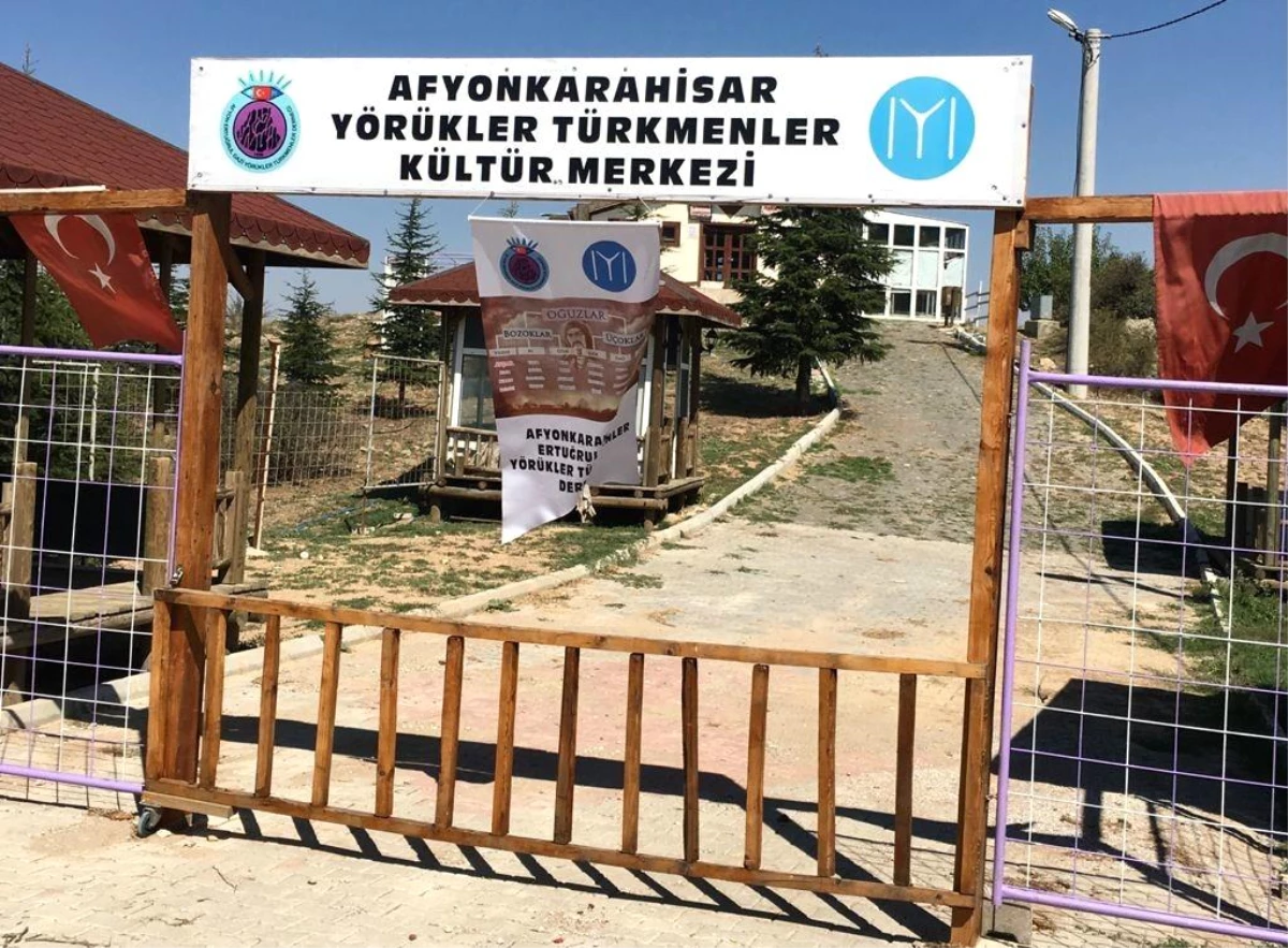 Afyonkarahisar\'da Yörükler Türkmenler Kültür Merkezi\'ne saldırdılar