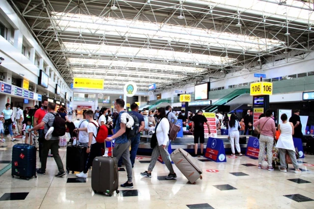 Antalya'ya son 1 ayda havayolu ile 1 milyon 545 bin turist geldi