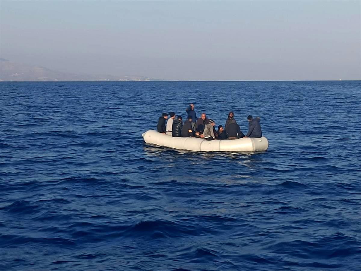 Son dakika haber! Aralarında çocukların da olduğu 21 göçmen kurtarıldı
