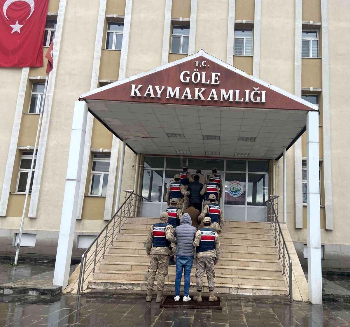Ardahan\'da 27 düzensiz göçmen yakalandı, sürücüler tutuklandı