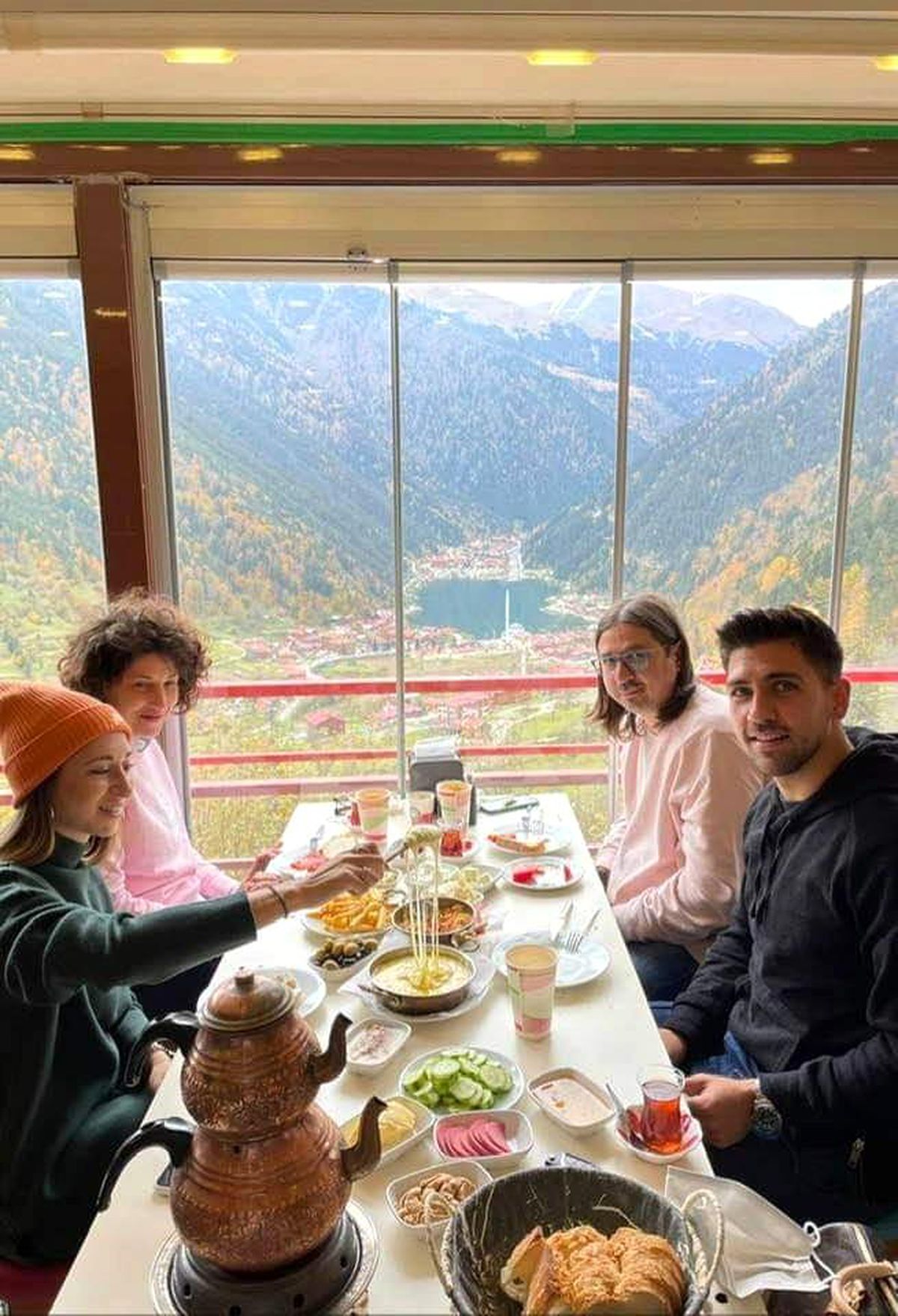 Bakasetas sevgilisi ile Uzungöl\'ü gezdi