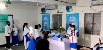 Bangladeş'te öğrencilere yönelik Kovid-19 aşı uygulaması başlatıldı