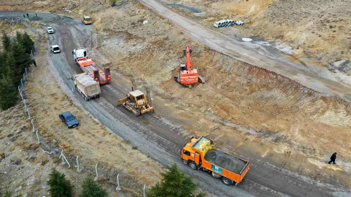 Konya Büyükşehir, Tatköy yolunda sıcak asfalt çalışmasına başladı