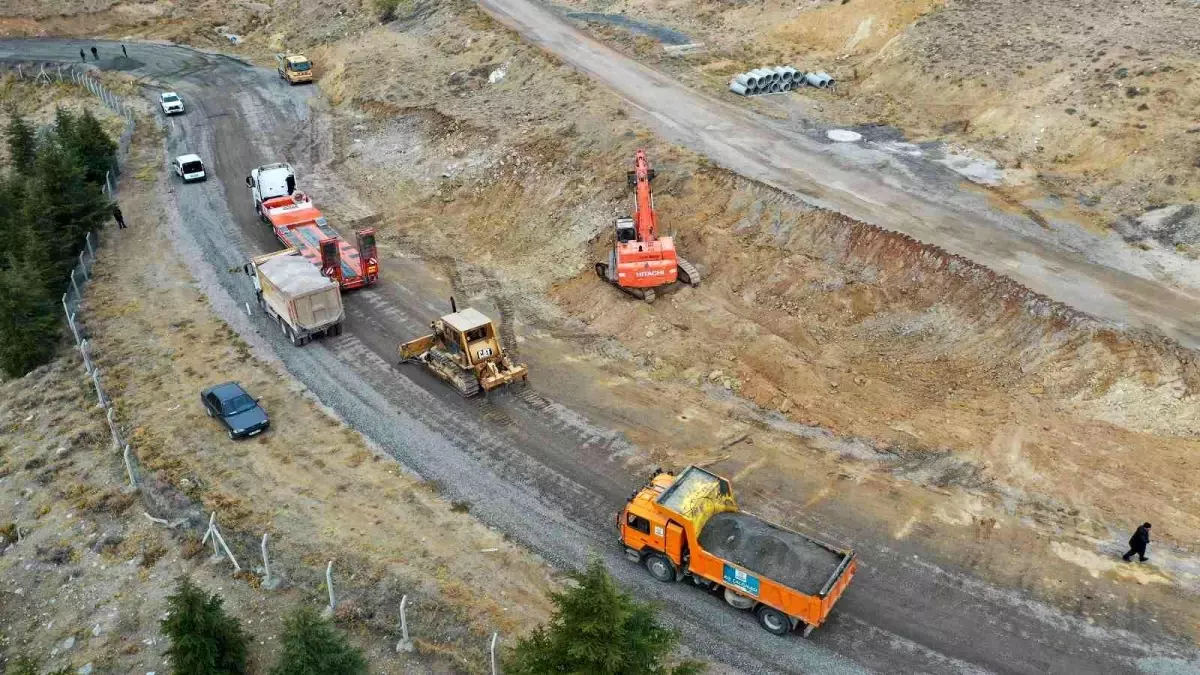 Konya Büyükşehir, Tatköy yolunda sıcak asfalt çalışmasına başladı