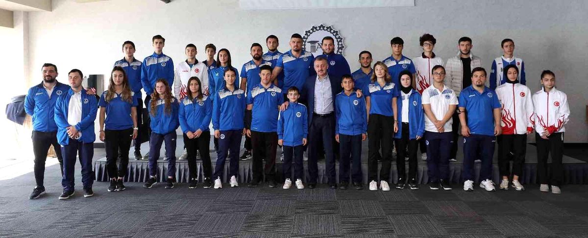 Başkan Büyükakın, başarılı sporcularla bir araya geldi