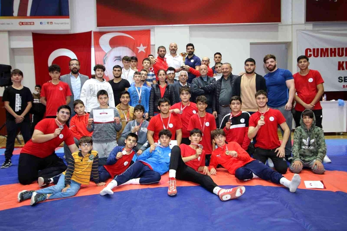 Son dakika haberleri! Bayraklı\'nın çocukları güreş müsabakalarına damga vurdu