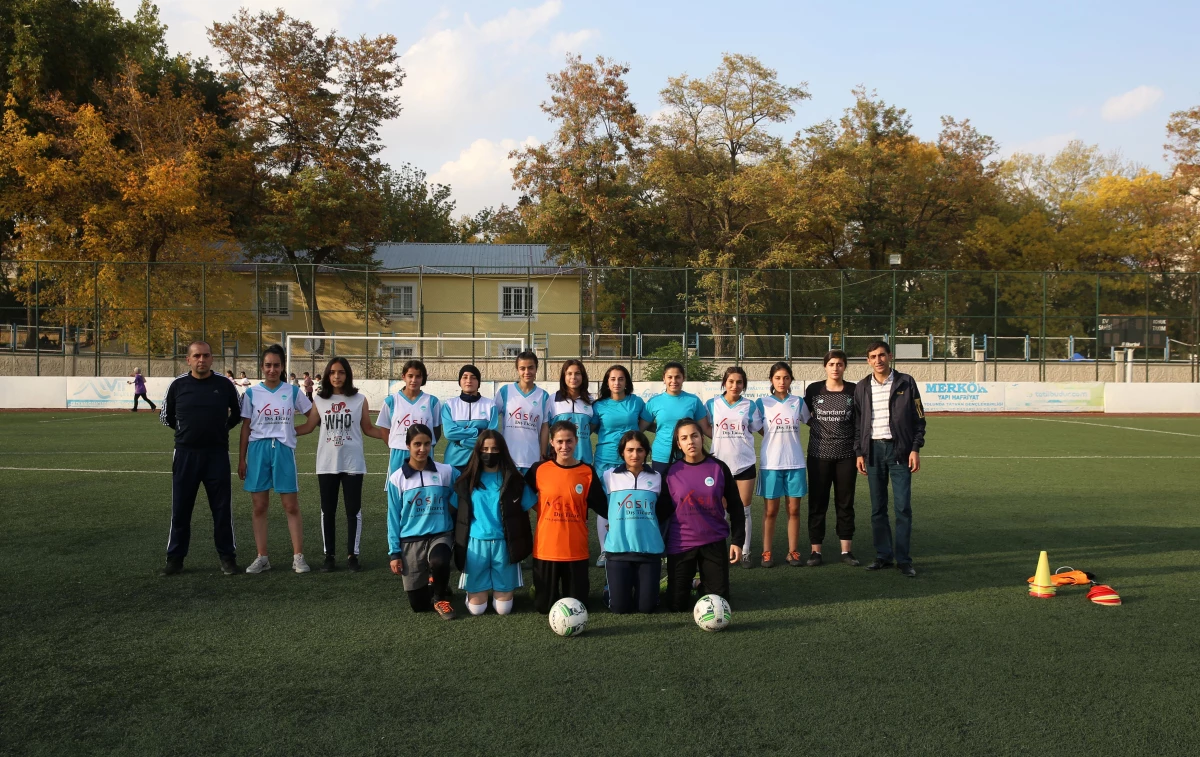 Bitlisli kadın futbolcular "üst lig" hedefiyle çalışıyor