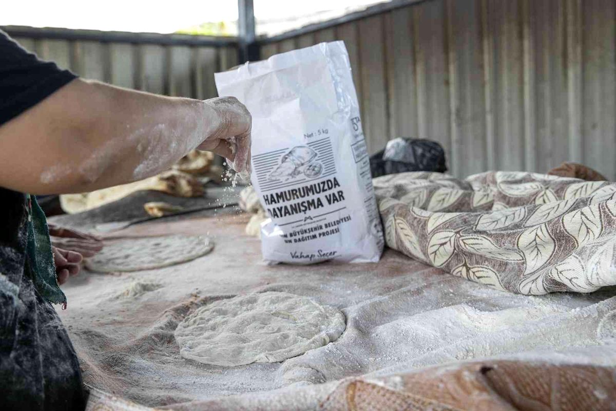Büyükşehir Belediyesi, 64 bin aileye 640 bin kilogram un dağıttı