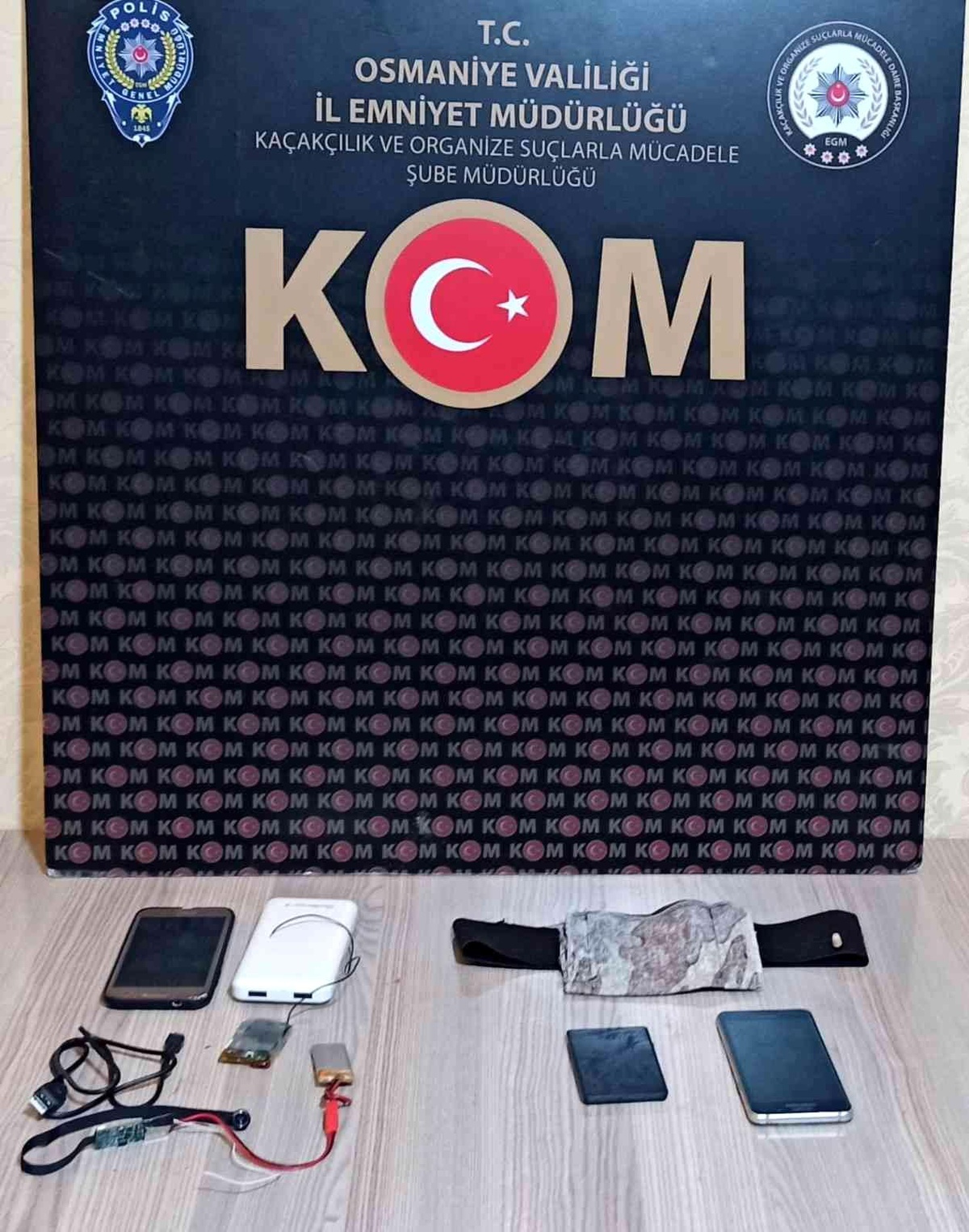Ehliyet sınavında kamera ve kulaklıkla yakalandı