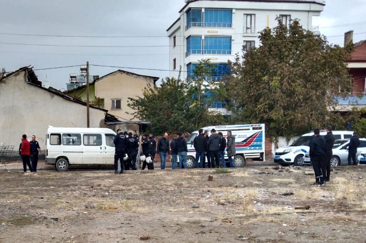 Elazığ\'da akrabalar arasında çıkan kavgada 3 kişi yaralandı