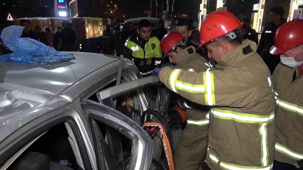 Emniyet şeridini kullanan alkollü sürücü tıra çarptı: 1\'i polis, 3 yaralı