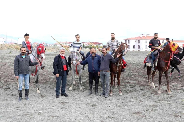 Erzincan'da ata sporu cirit yaşatılıyor