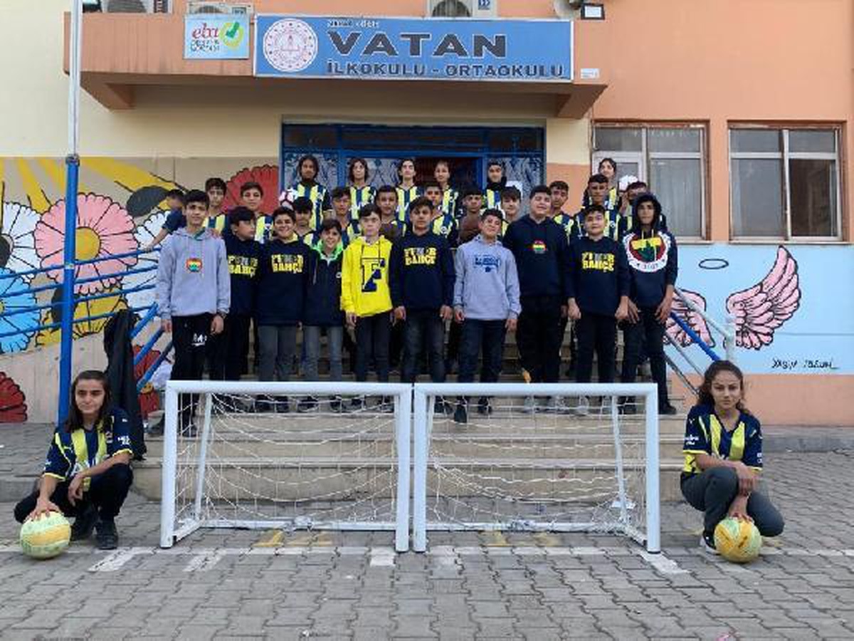 Fenerbahçe\'den Şırnak\'taki öğrencilere malzeme desteği