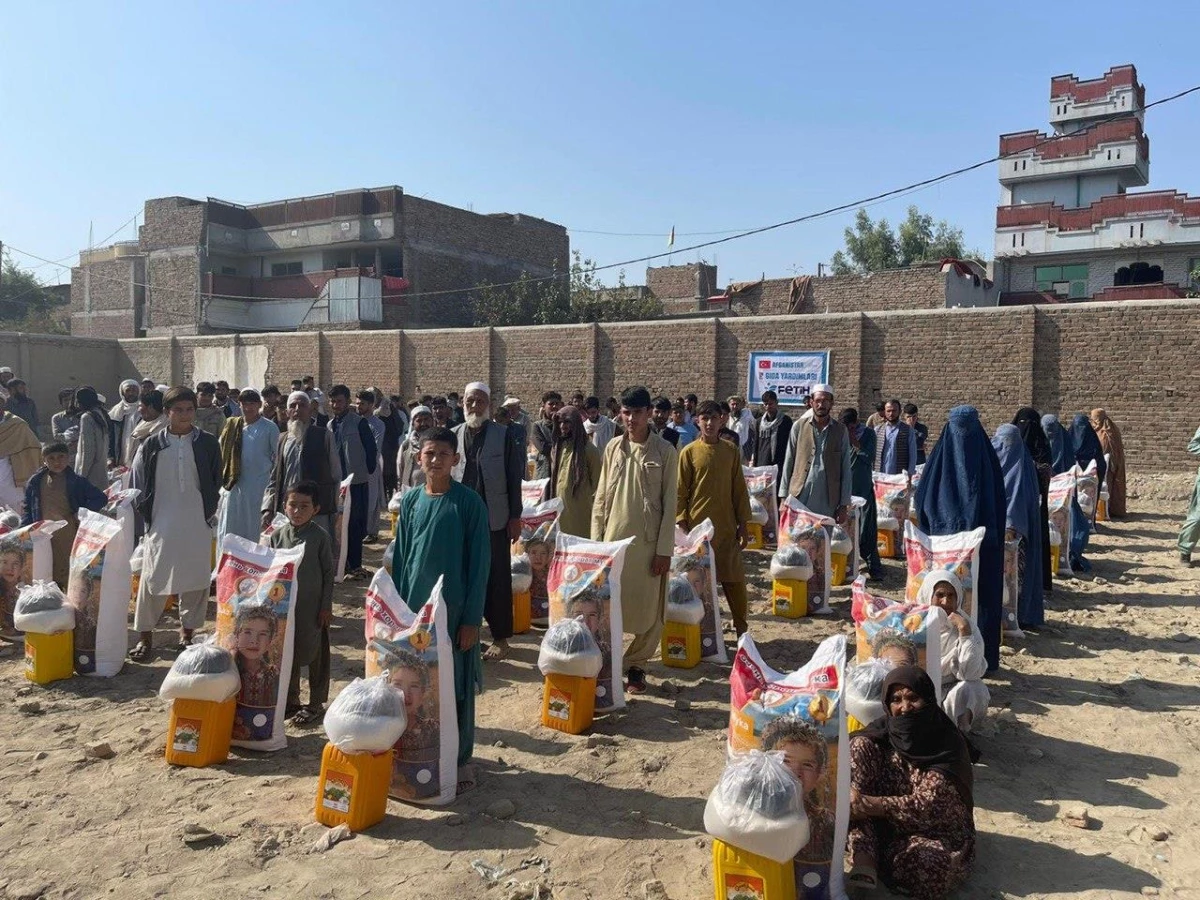 Fetih İnsani Yardım Vakfından Afganistan\'da yoksul ailelere gıda yardımı