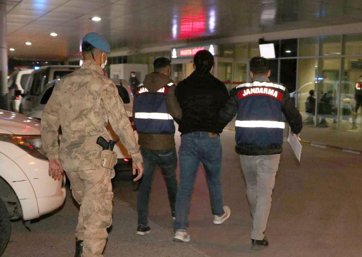 FETÖ soruşturması kapsamında aranan 2 kişi İzmir\'de yakalandı